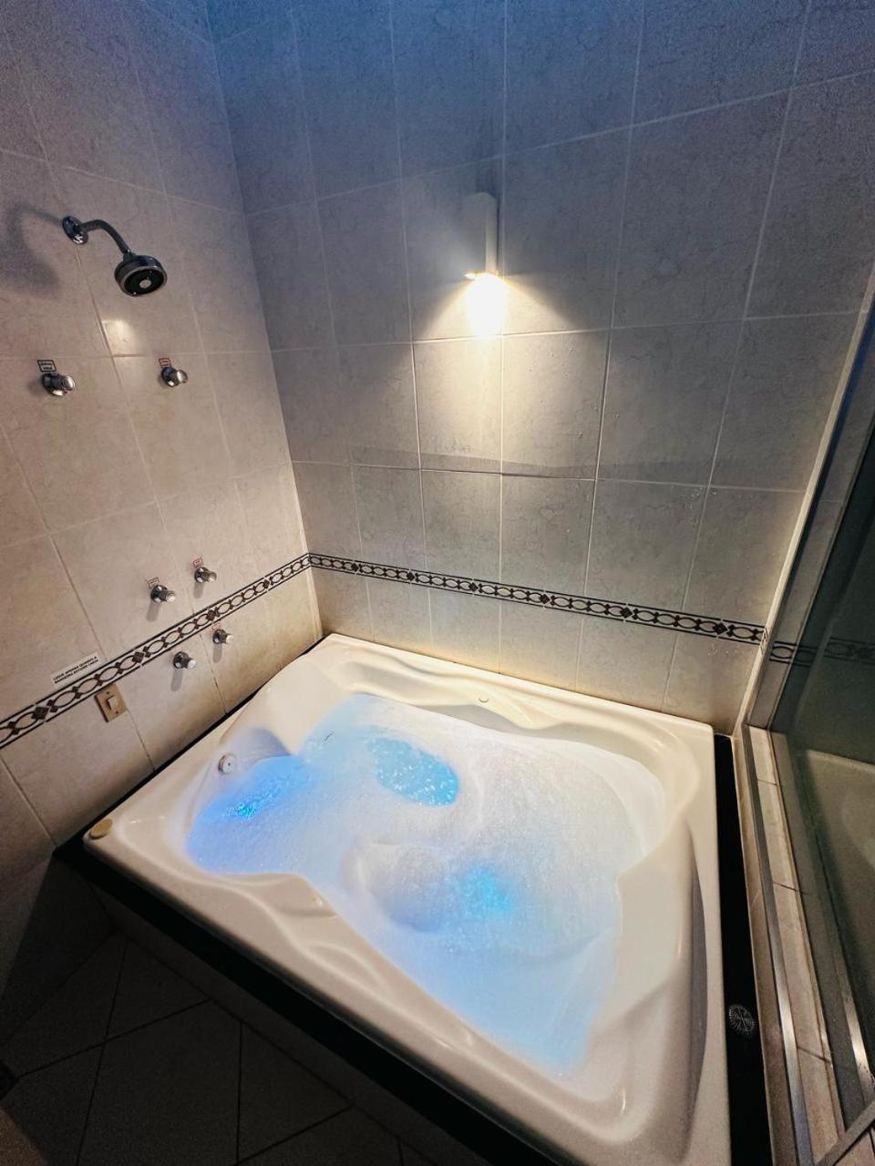 Suite Hot Tub,1637555979:JPEG
